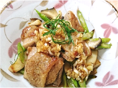 鶏もも肉とアスパラの香味ソースかけ
